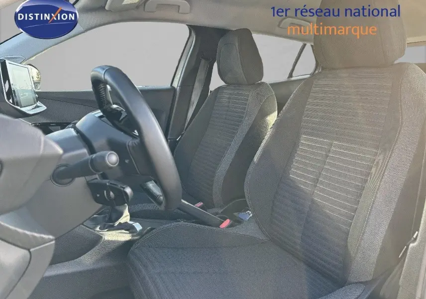 Intérieur du Peugeot 2008 2021 montrant les sièges avant en tissu noir et le volant côté gauche.