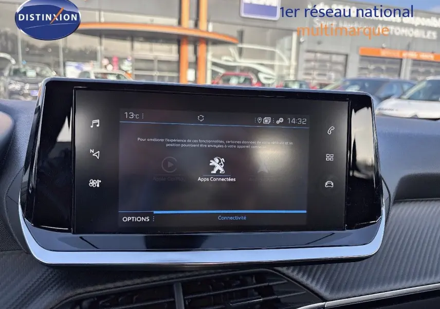 Écran tactile central du tableau de bord du Peugeot 2008 gris Artense, affichant les applications connectées.