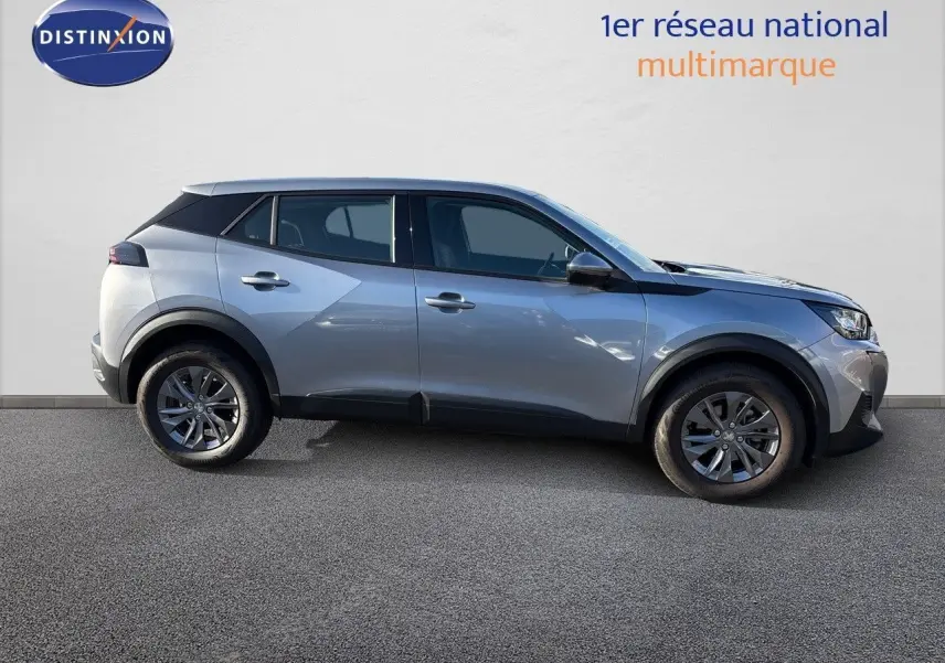 Profil droit d'un Peugeot 2008 gris Artense 2021 avec jantes alliage et lignes modernes sur fond neutre.