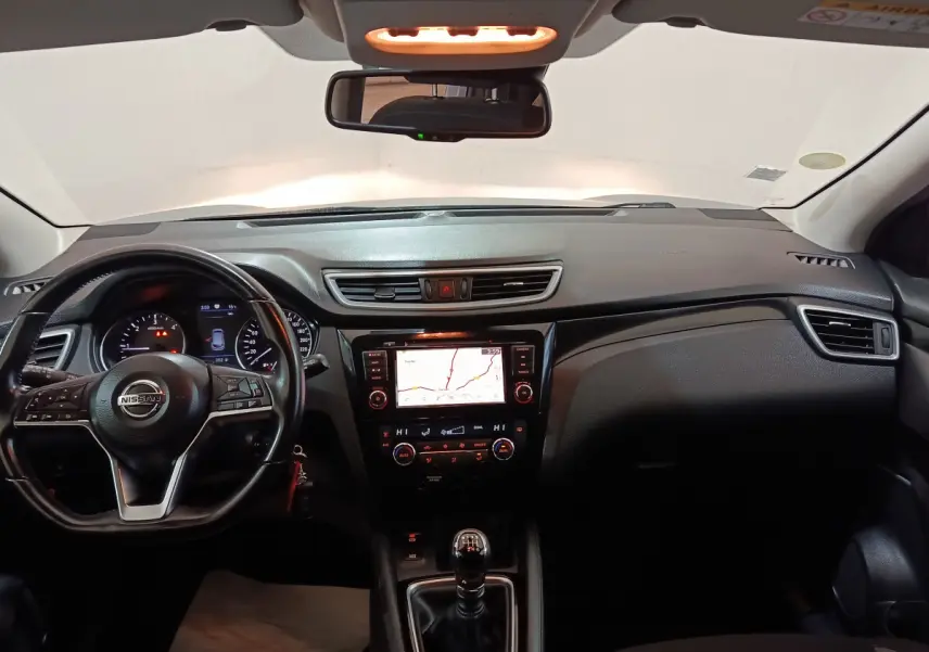 Vue intérieure avant du Nissan Qashqai 1.5 DCI 115 Business Edition 2019, tableau de bord avec écran tactile et volant cuir multifonctions.