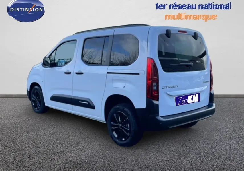 Vue 3/4 arrière droite du Citroën Berlingo blanc glacier avec jantes noires et vitres teintées.