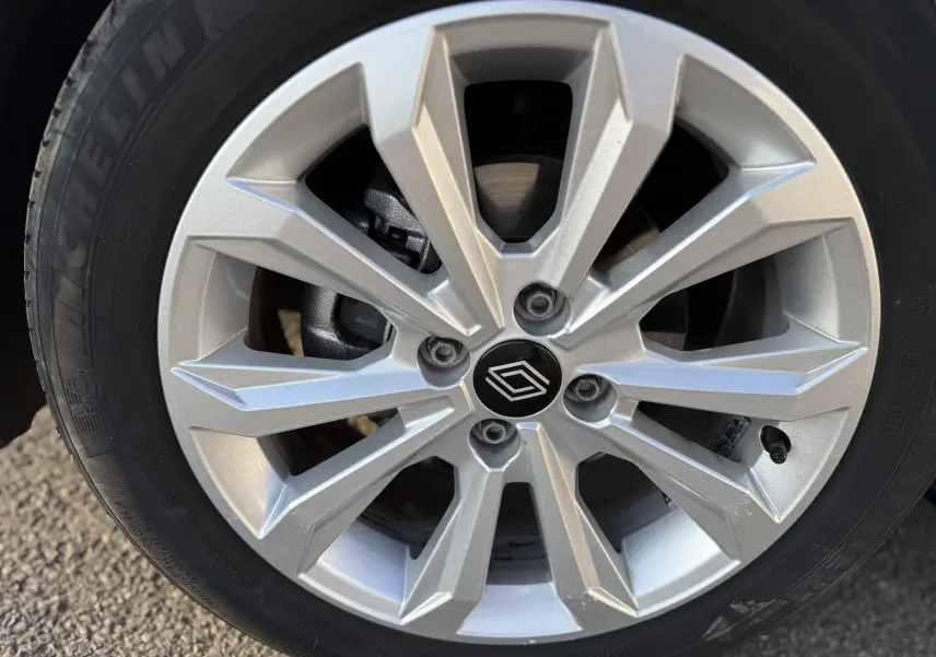 Gros plan sur la jante alliage argentée de la Renault Clio V 2025, soulignant le logo central distinctif.