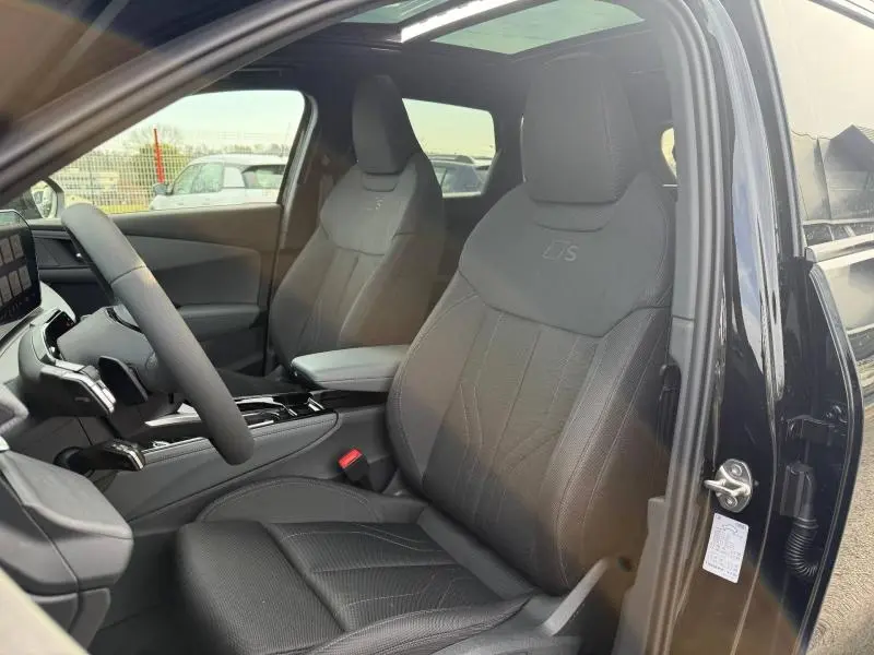 Vue intérieure côté conducteur de l’Audi Q3 2.0 TDI 150ch S line 2026 avec sièges noirs S line et toit panoramique.