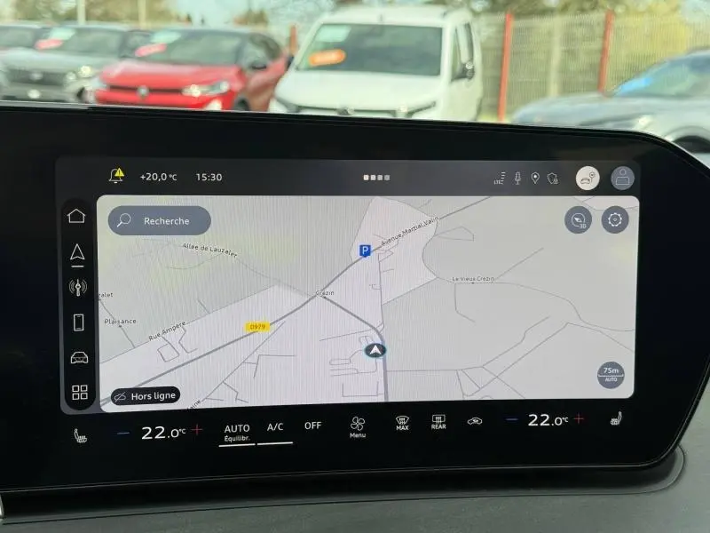 Vue intérieure de l'écran tactile du système de navigation du tableau de bord de l'Audi Q3 2026.