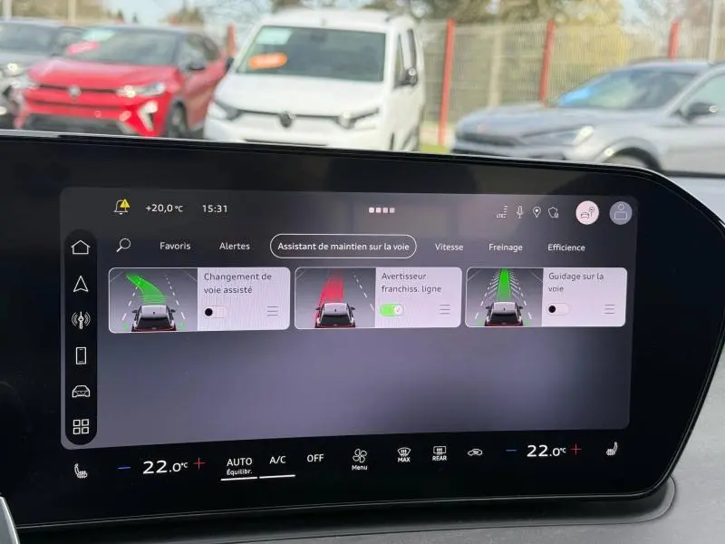 Vue avant droite de l'Audi Q3 2.0 TDI 150ch S line 2026 en noir Mythique métallisé, avec jantes sport et calandre distinctive.