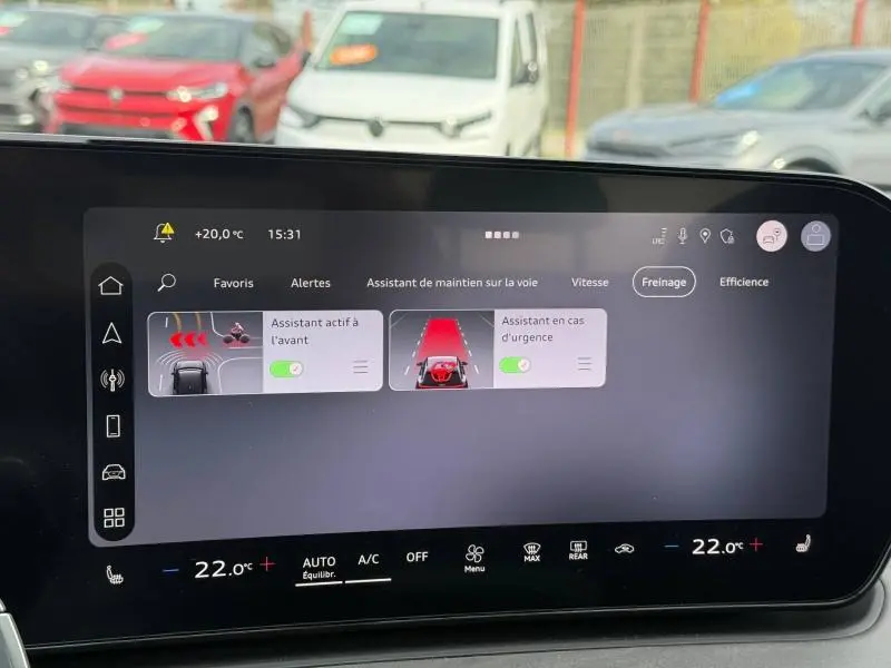 Écran tactile intérieur de l’Audi Q3 2026 affichant les assistants de conduite et la température à 22°C.