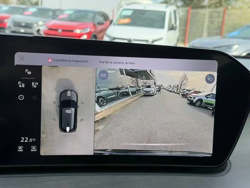 Vue écran intérieur montrant la caméra de recul et l'affichage 360° du SUV Audi Q3 noir Mythique métallisé, version 2026.