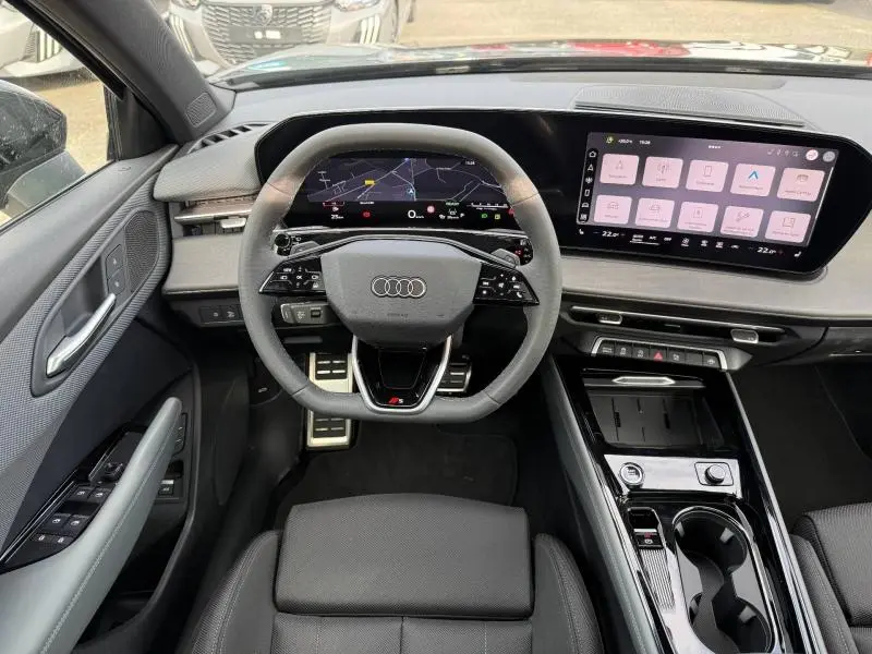 Vue intérieure centrée sur le volant et le tableau de bord digital de l'Audi Q3 2.0 TDI 2026, finition S line.