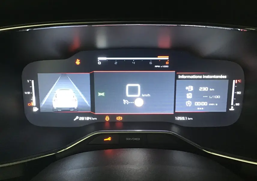 Tableau de bord numérique du Citroën C5 Aircross 2021, affichage digital avec vue arrière du véhicule en gris Artense.