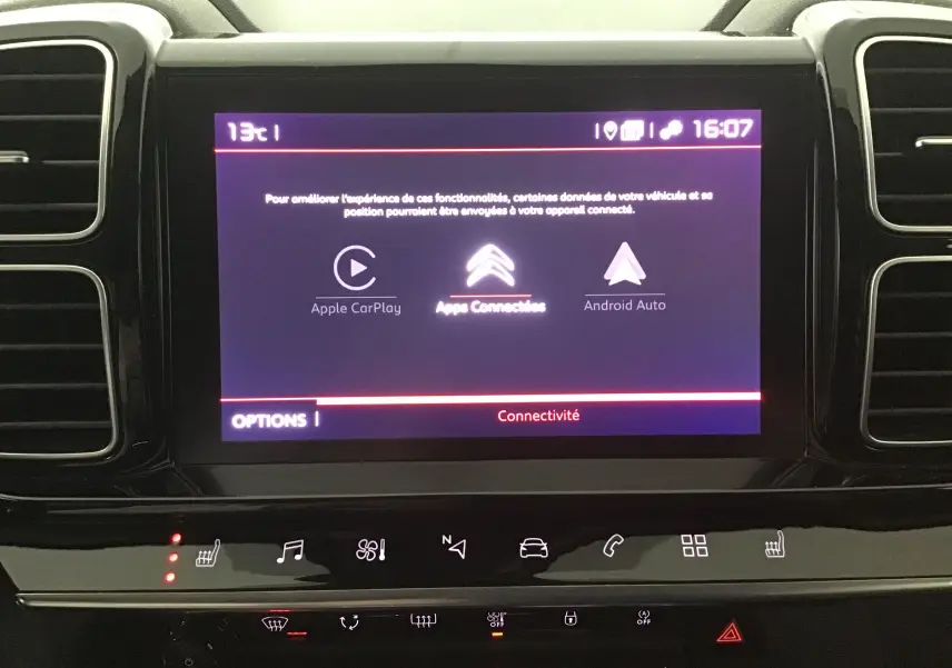 Écran tactile central du tableau de bord du Citroën C5 Aircross 2021, interface connectivité avec Apple CarPlay et Android Auto.