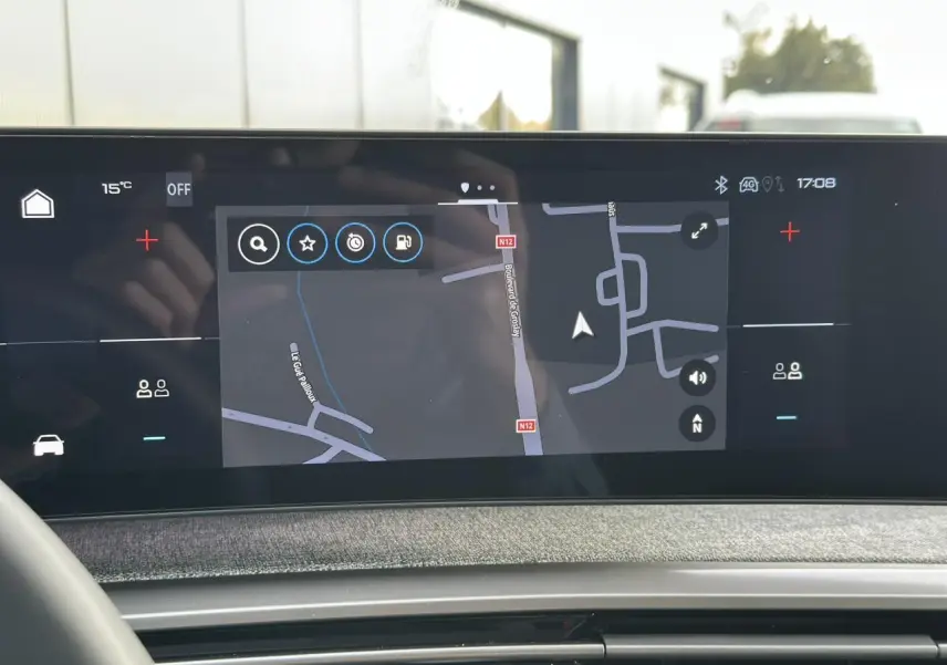 Écran panoramique tactile 21 pouces du Peugeot 3008 Hybrid gris Artense, affichant la navigation GPS.