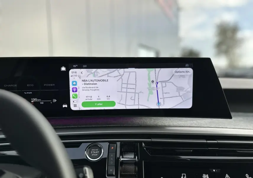 Vue intérieure du tableau de bord du Peugeot 3008 Hybrid 145 Allure 2025 avec écran panoramique incurvé 21 pouces affichant la navigation.
