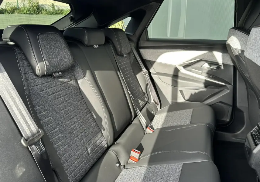 Vue latérale droite de la banquette arrière gris foncé et tissu chiné du Peugeot 3008 Hybrid 145 e-DSC6 Allure 2025.