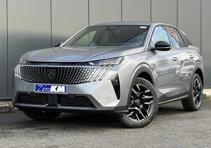 Peugeot 3008 Hybrid gris Artense vue 3/4 avant avec calandre distinctive et jantes alliage noires.
