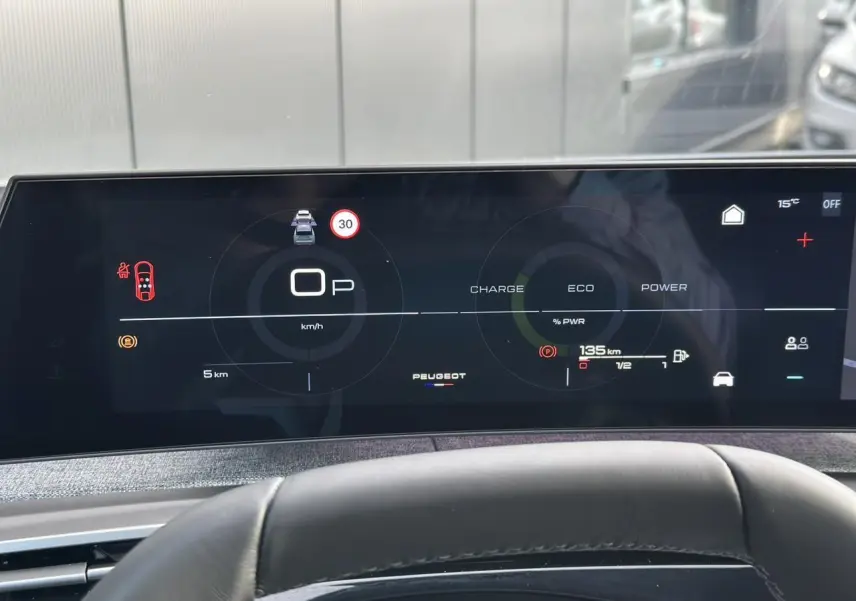 Tableau de bord numérique panoramique 21 pouces du Peugeot 3008 Hybrid gris Artense, affichage des données de conduite.