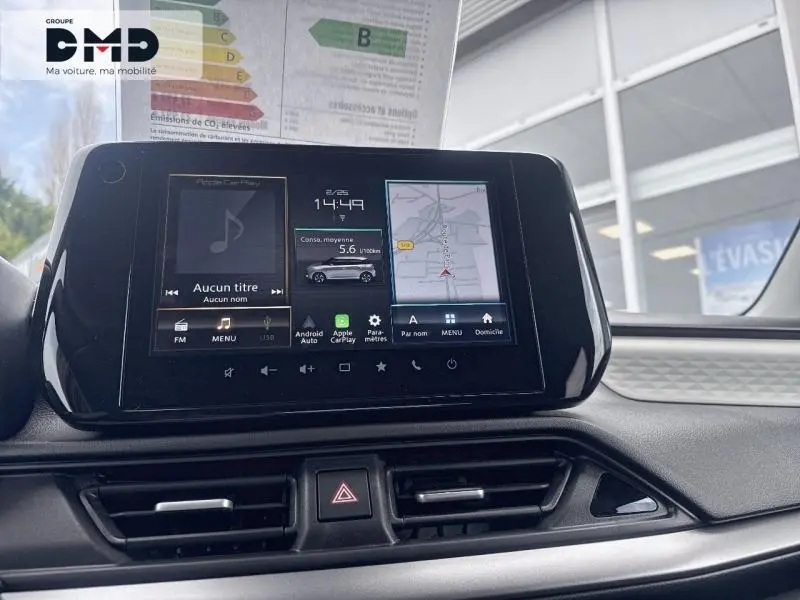 Écran tactile central du tableau de bord de la Suzuki Swift 2025, affichant navigation et média, intérieur noir.