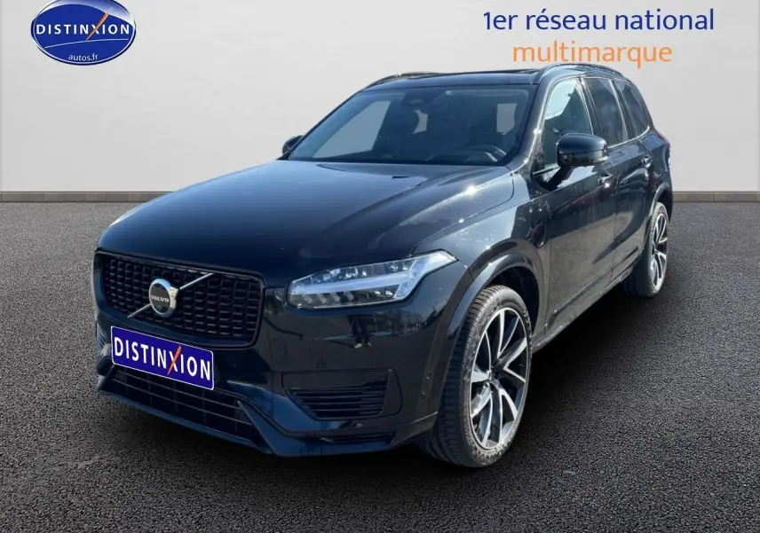 Volvo XC90 noir vu en 3/4 avant droit avec calandre noire et jantes alliage distinctives.