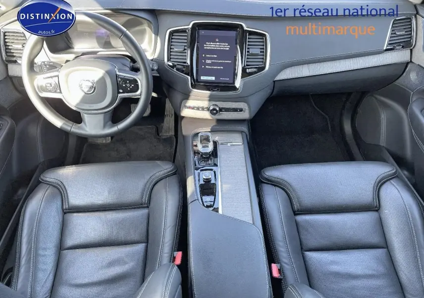 Vue intérieure du tableau de bord et des sièges avant en cuir noir du Volvo XC90 2023, avec console centrale moderne.