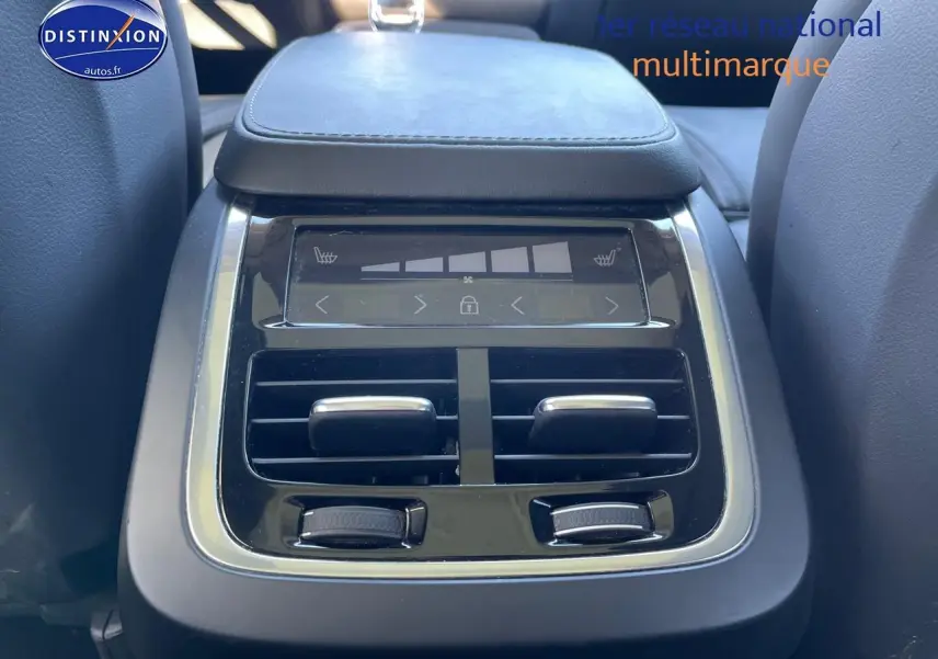 Détail de la console centrale arrière noire du Volvo XC90 2023 avec commandes de climatisation et aérateurs.