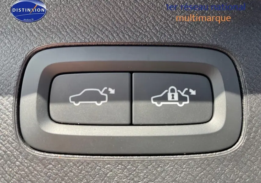 Gros plan sur les boutons d'ouverture et de verrouillage électrique du coffre du Volvo XC90 noir 2023.