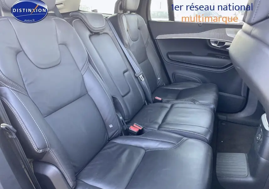 Vue latérale des sièges arrière en cuir noir du Volvo XC90 2023, version hybride T8 Ultimate Style Dark.
