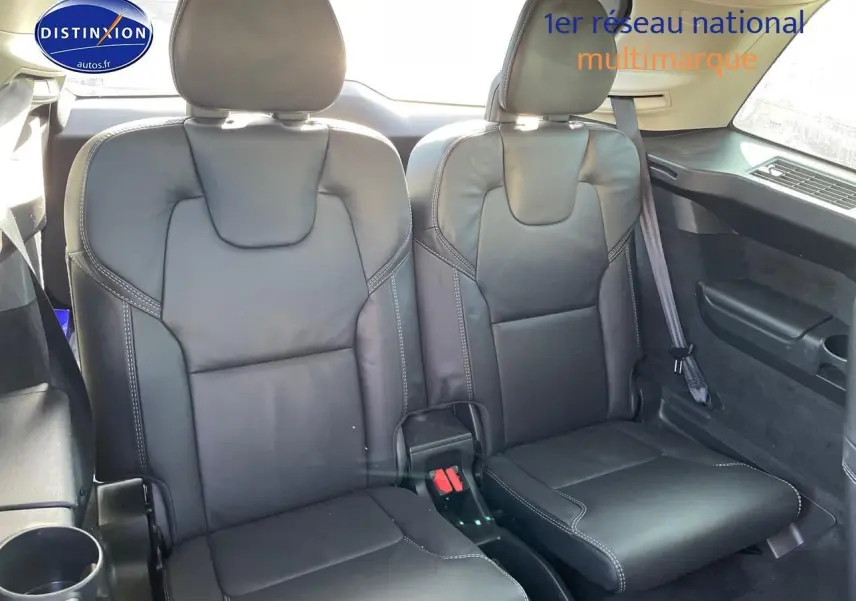 Vue rapprochée des deux sièges individuels en cuir noir de la deuxième rangée du Volvo XC90 2023.