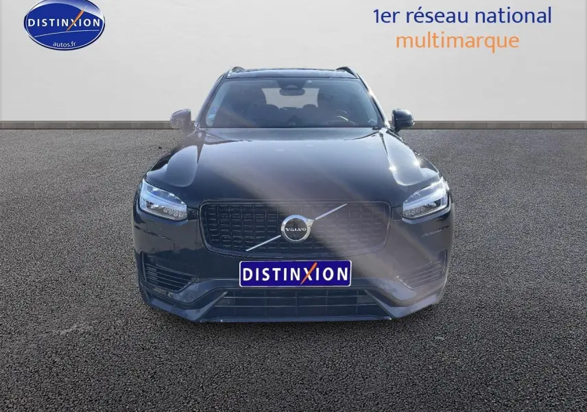 Vue frontale d'un Volvo XC90 noir 2023 avec calandre marquée et phares LED distinctifs.