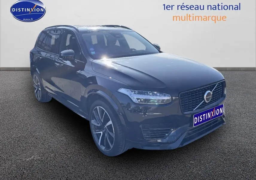 Volvo XC90 noir 3/4 avant droit, SUV hybride avec calandre distinctive et jantes alliage modernes