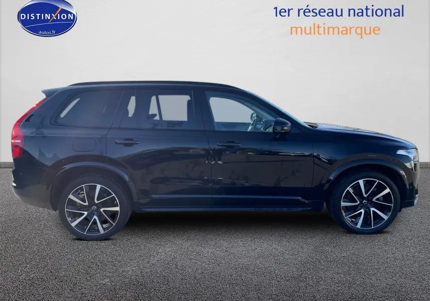 Profil côté gauche d'un Volvo XC90 noir 2023, avec jantes alliage et lignes élégantes du SUV hybride.