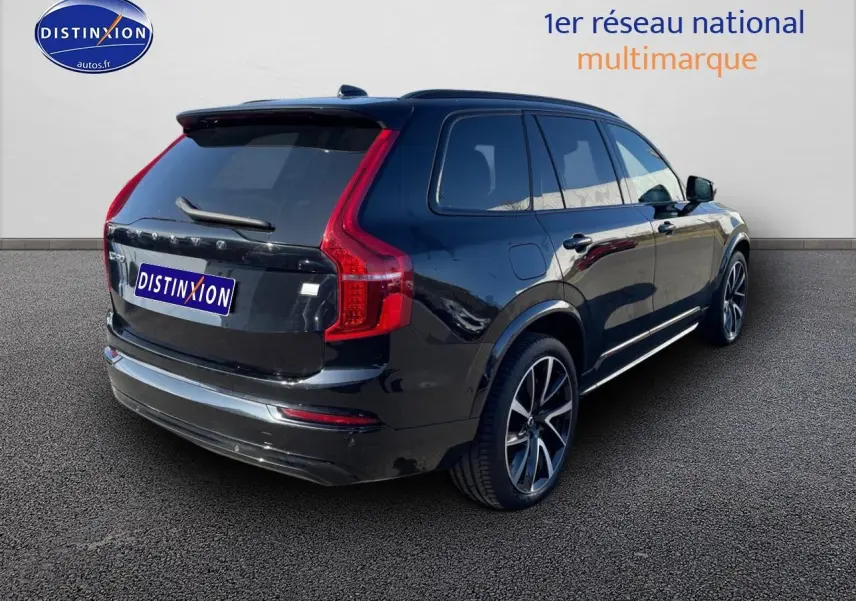 Volvo XC90 noir vue 3/4 arrière droit avec feux arrière LED et jantes alliage distinctives.