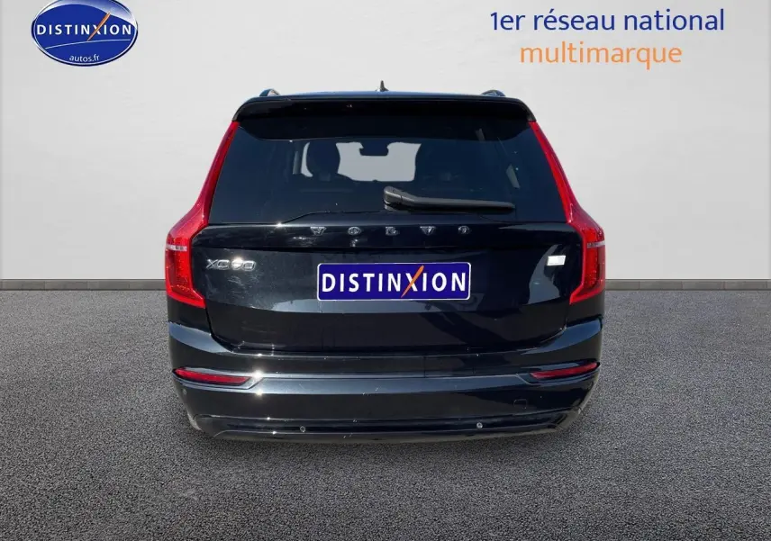 Vue arrière du Volvo XC90 noir 2023 avec feux arrière verticaux et logo distinctif au centre du hayon.