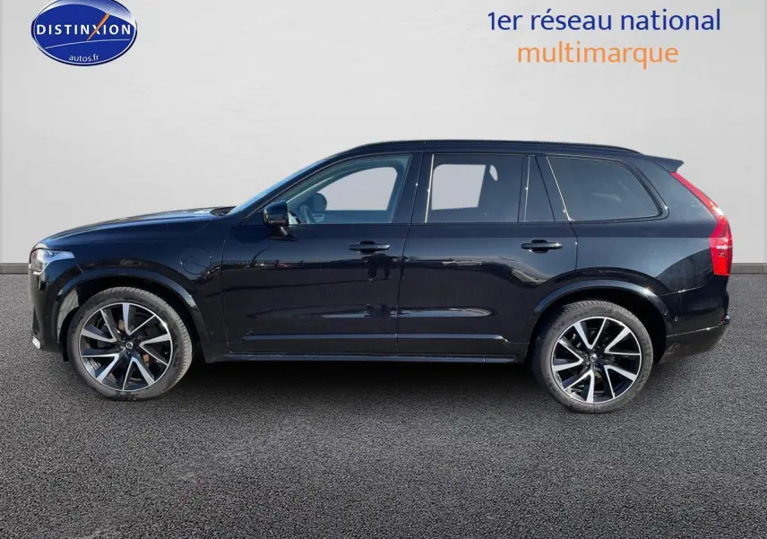 Profil côté gauche d'un Volvo XC90 noir 2023, version hybride T8 Ultimate Style Dark avec jantes alu bicolores.