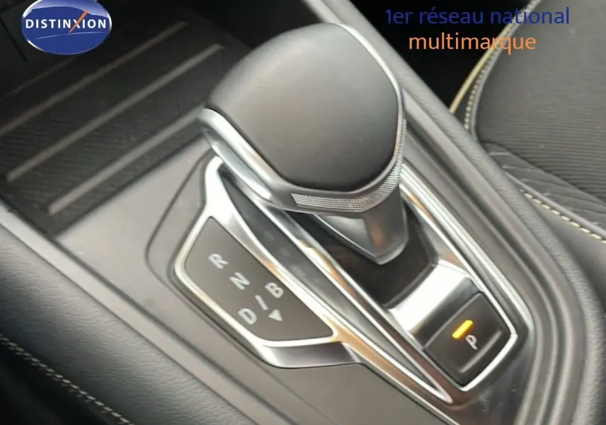 Gros plan sur la commande de boîte automatique noire du Renault Symbioz 2025, finition Iconic, avec indication de la position "P".