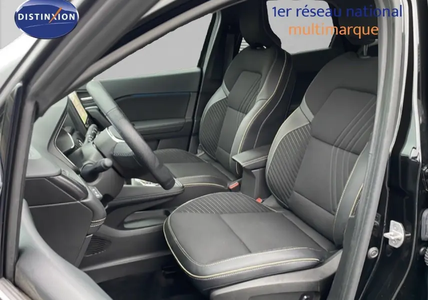 Vue intérieure côté gauche montrant les sièges avant noirs étoile métal du Renault Symbioz 2025 en version hybride.