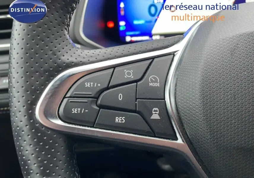 Gros plan sur les commandes de régulateur de vitesse au volant perforé du Renault Symbioz noir étoile métal.