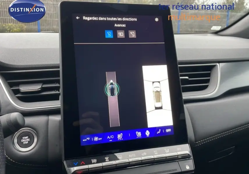 Vue intérieure centrée sur l'écran tactile vertical du tableau de bord du Renault Symbioz noir étoile métal, avec démarrage sans clé visible.