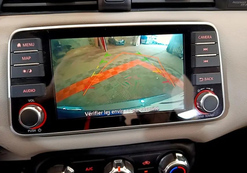Écran tactile central de la Nissan Micra IG-T 100 Business Edition 2020 montrant l’aide au stationnement arrière.