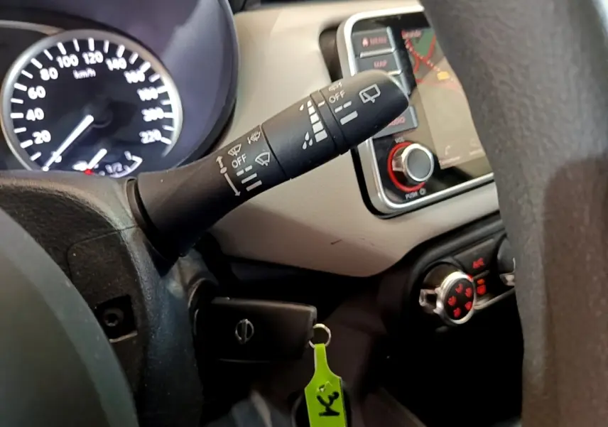 Vue rapprochée du tableau de bord et du volant noir d’une Nissan Micra 2020 avec écran tactile et commandes au volant.
