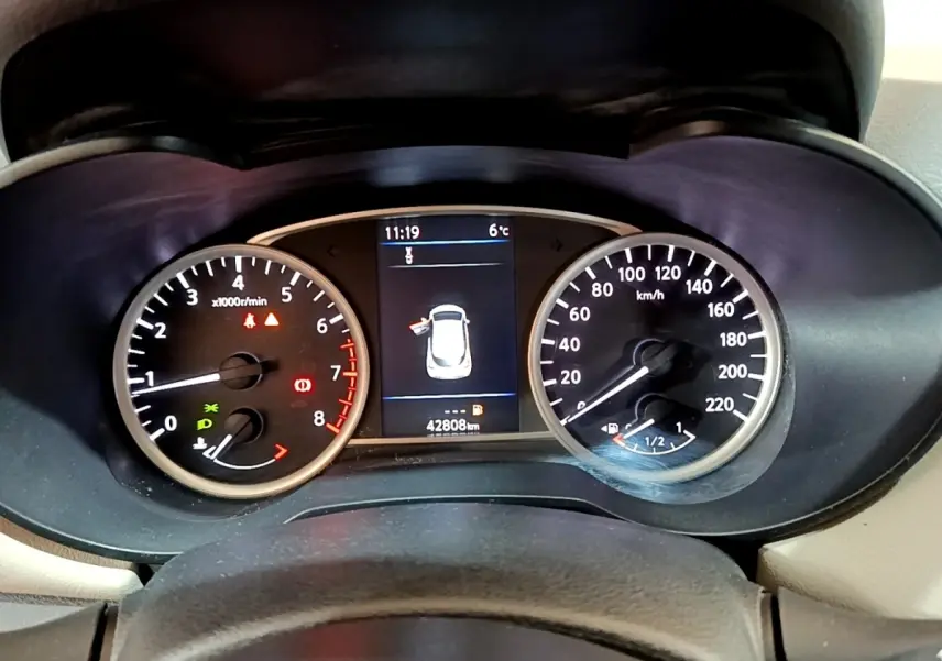 Vue rapprochée du tableau de bord de la Nissan Micra gris foncé, affichant le compteur de vitesse et le compte-tours.