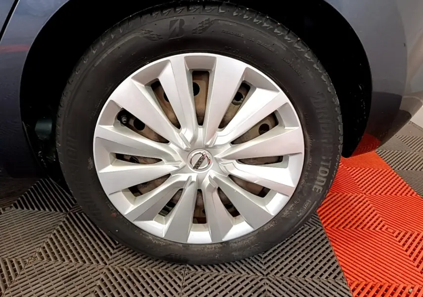 Gros plan sur la roue avant droite d'une Nissan Micra gris foncé, avec jante en alliage et pneu Bridgestone.