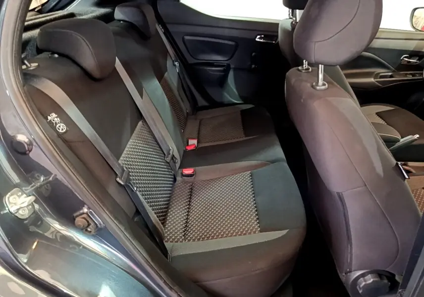 Vue intérieure côté gauche sur la banquette arrière noire et grise de la Nissan Micra IG-T 100 Business Edition gris foncé.