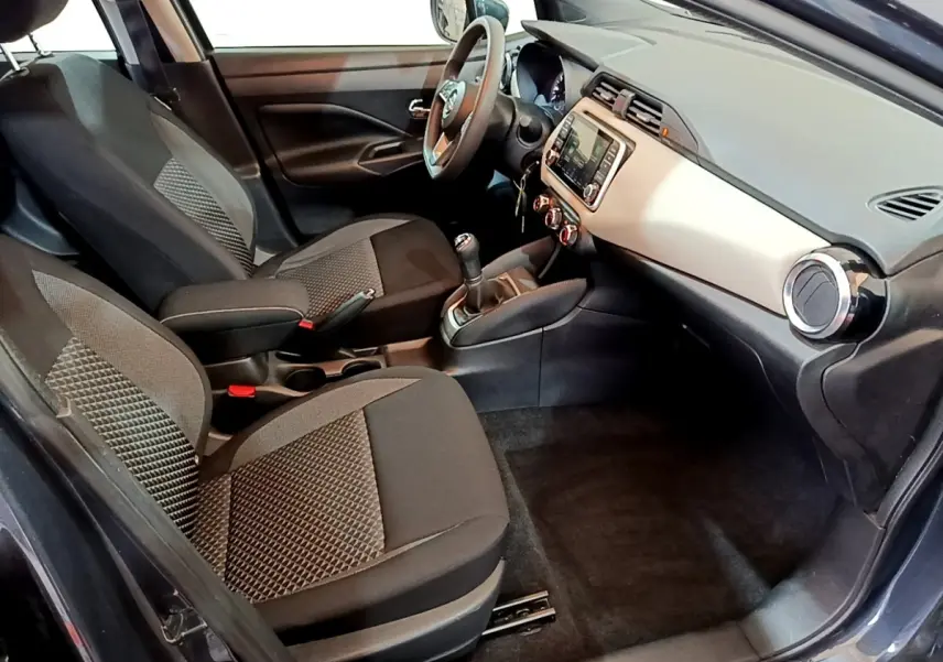 Intérieur avant droit de Nissan Micra IG-T 100 Business Edition 2020, sièges tissu bicolore et tableau de bord clair.