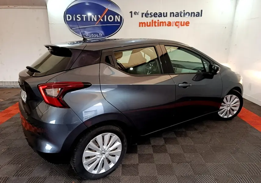 Vue 3/4 arrière droite d'une Nissan Micra IG-T 100 Business Edition gris foncé avec jantes alliage et feux LED distinctifs.
