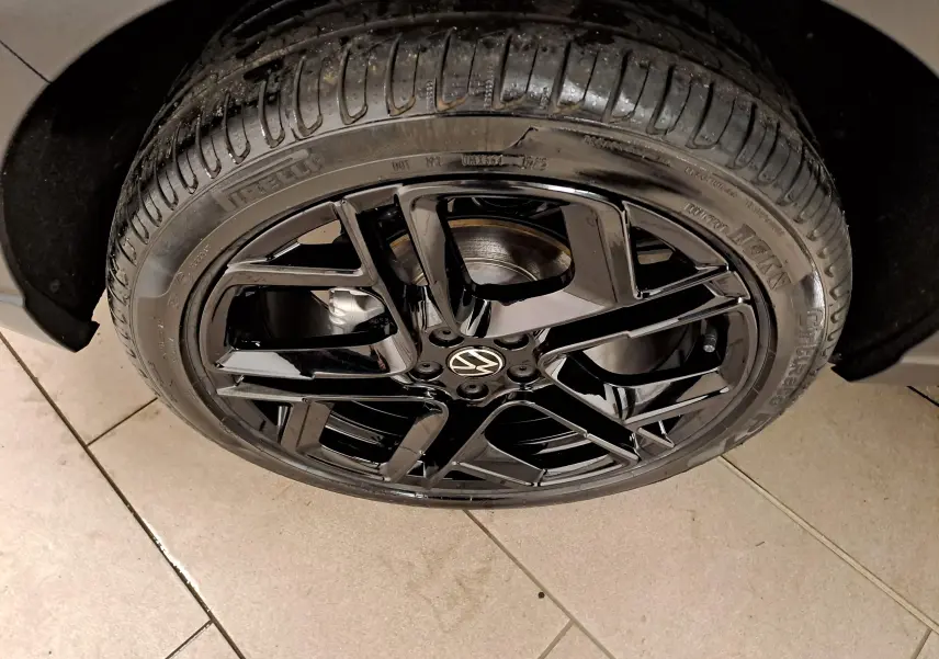 Gros plan sur la jante noire en alliage léger 18 pouces York du Volkswagen Taigo 2025, finition R-Line.