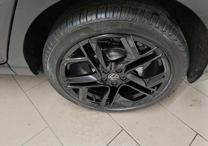 Gros plan sur la jante avant droite noire en alliage léger 18'' York du Volkswagen Taigo 1.5 TSI 150 DSG7 R-Line Edition.