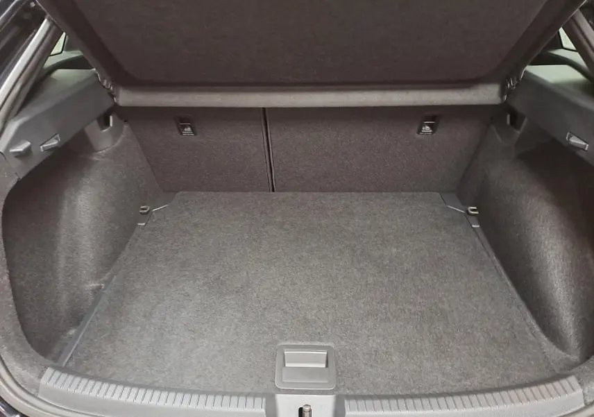 Coffre ouvert de Volkswagen Taigo 1.5 TSI 150 DSG7 R-Line Edition noir intense nacré, vue intérieure arrière.