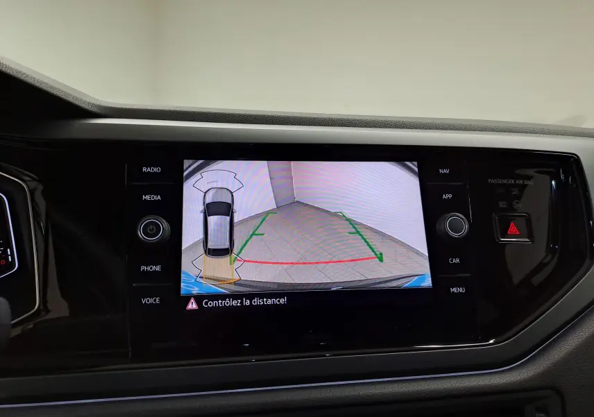 Écran central du Volkswagen Taigo 2025 affichant la caméra de recul avec guidage dynamique et alertes de distance.