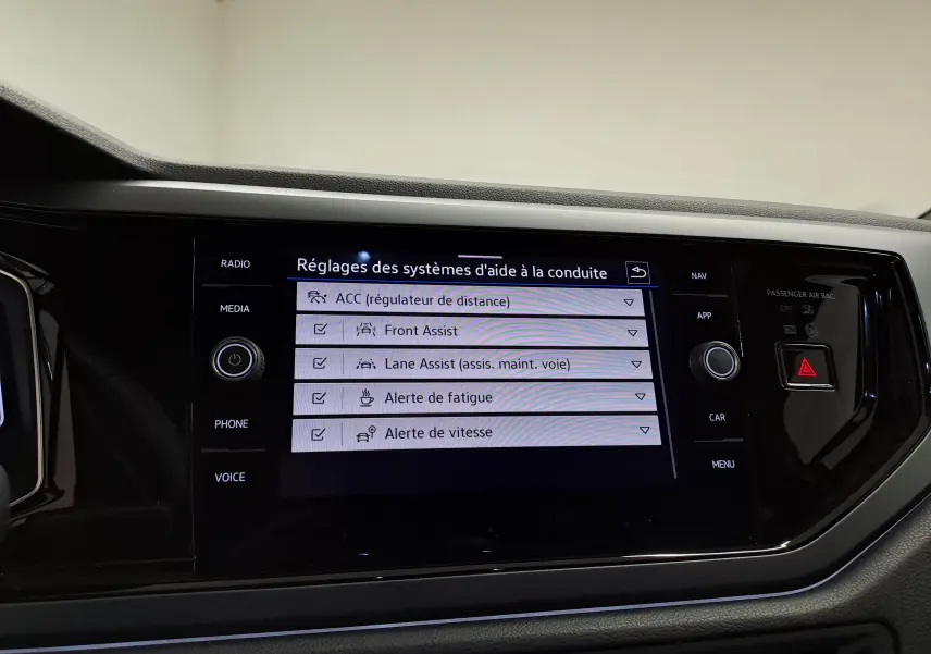 Vue rapprochée de l'écran tactile intérieur du Volkswagen Taigo 2025 affichant les réglages d'aides à la conduite.