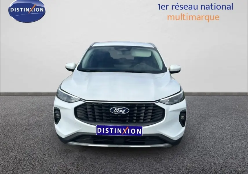 Vue avant d'un Ford Kuga blanc 2025 avec calandre noire et barres de toit visibles sur fond neutre.