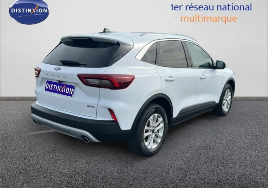 Vue 3/4 arrière droite d'un Ford Kuga blanc 2025 avec vitres surteintées et jantes alliage 17 pouces.